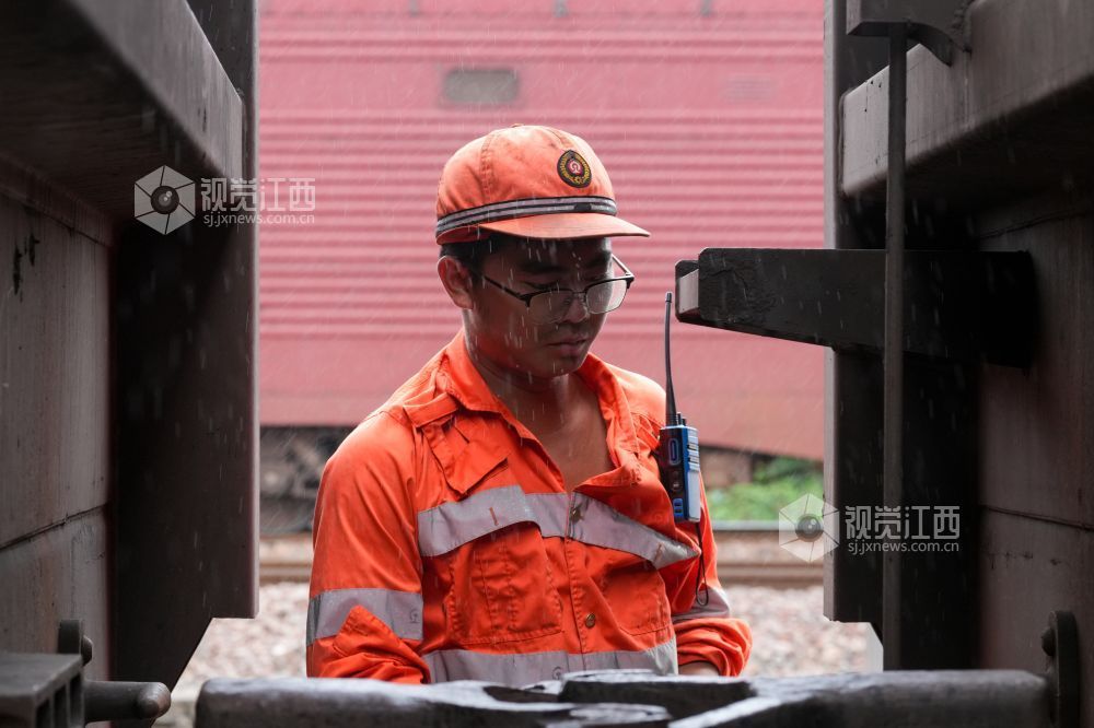 赣州东运用车间检车员在检查车钩冲击座。