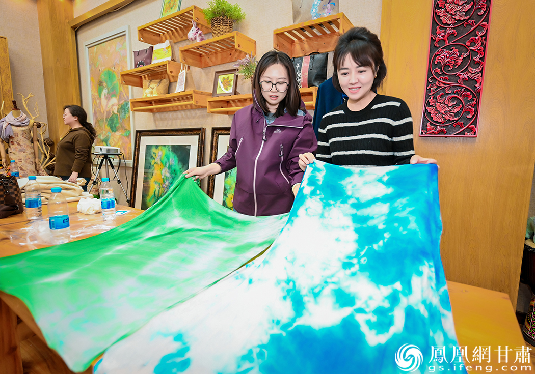 陇原巧手制作扎染作品