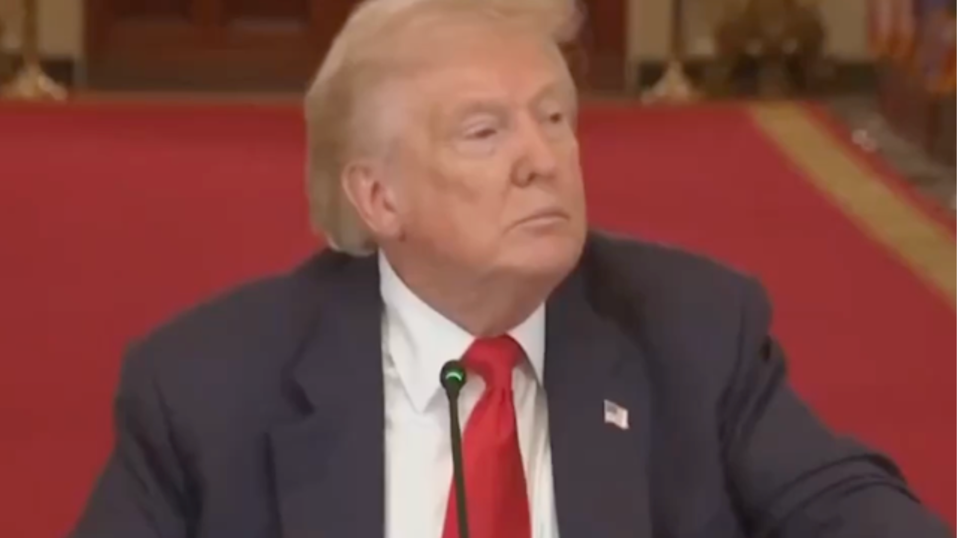 “俄罗斯正提供情报，帮着伊朗打美国？”特朗普急得骂记者：这问题愚蠢至极