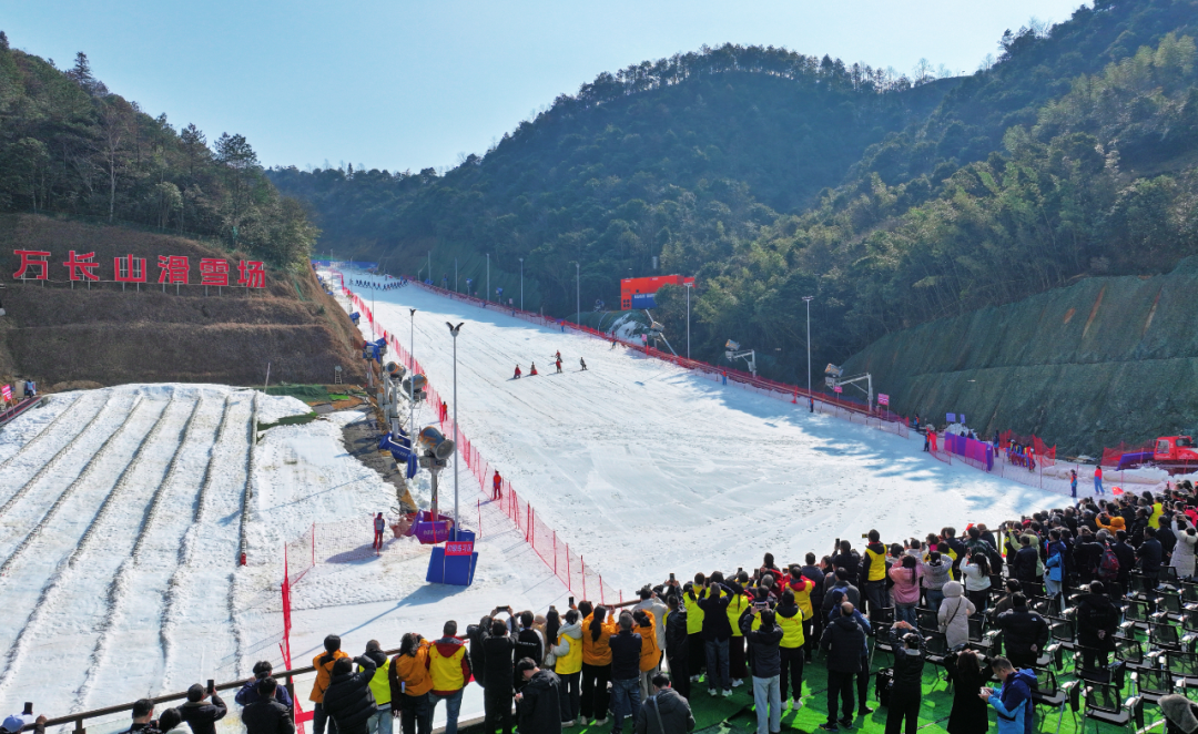 2026年1月15日，赣州市崇义县万长山户外滑雪场正式开板。 赣南红客户端 图