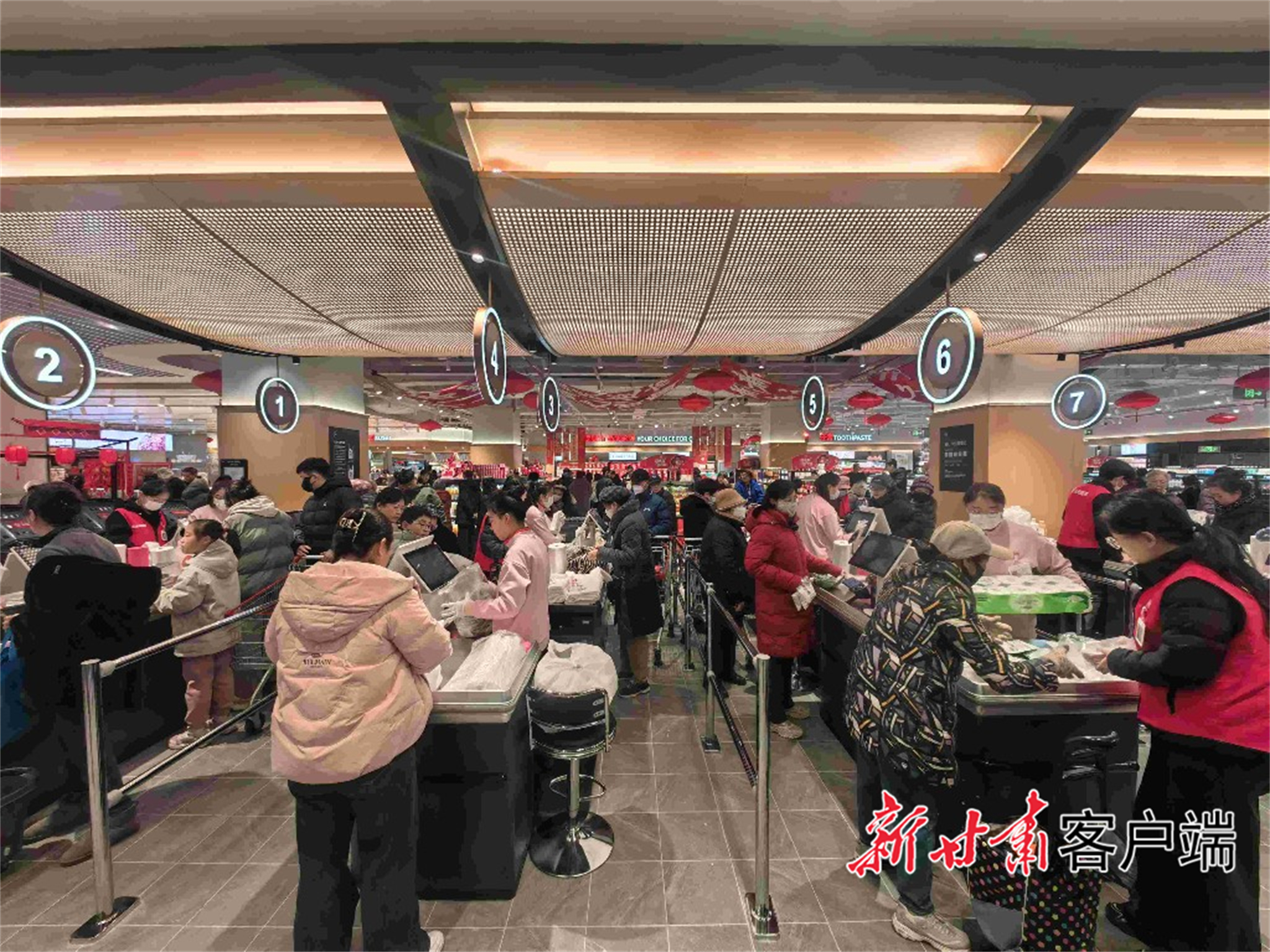 春节前夕，永辉超市兰州城关万达店内人流熙攘。（资料图）