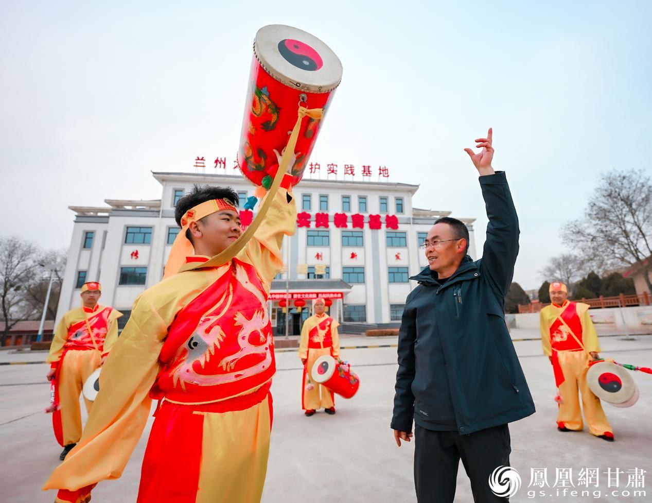 兰州太平鼓市级代表性传承人杨钦苗（右）指导学员　李德宇　摄