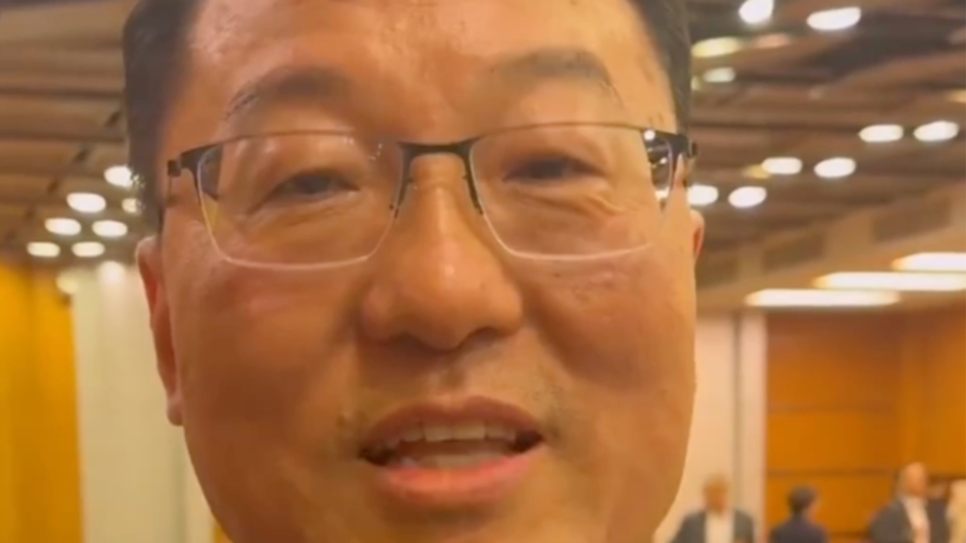 “和平从来不是从天而降的，背后是强大的祖国有力的支撑和托底”中国驻美大使谢锋祝愿：中国同胞能够早日回家，和平最终战胜炮火