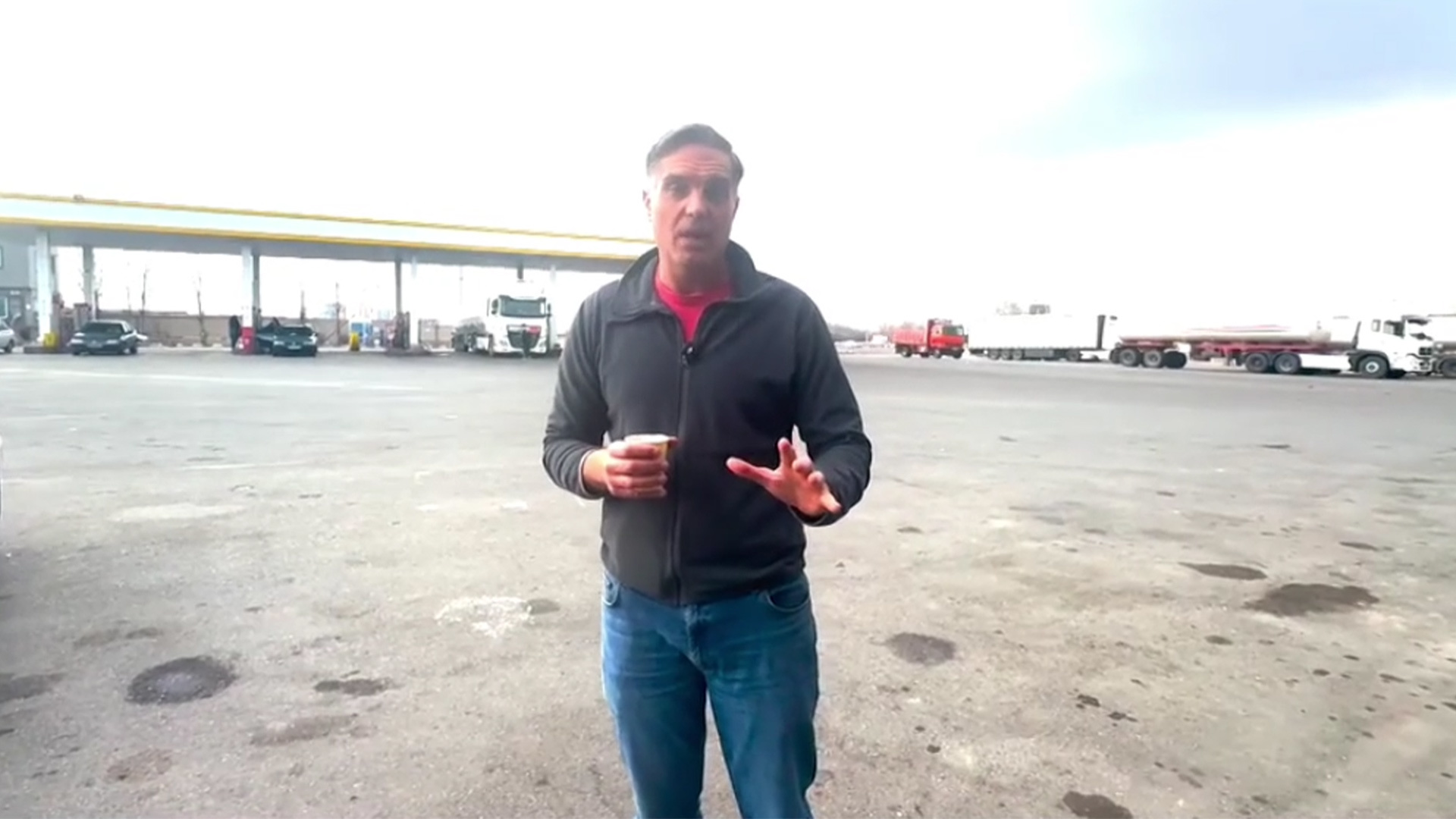 被获准进入伊朗拍摄，CNN记者描述路上所见所闻：商店供货充足、加油站不用排队，“看不到一丝恐慌的迹象”