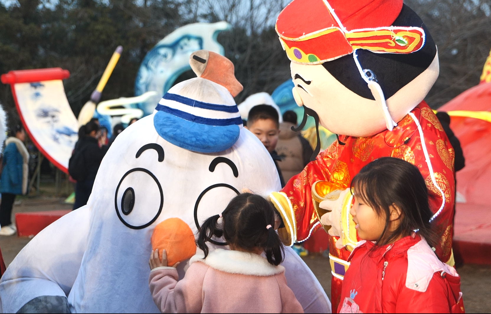 “鸥”式英歌舞闹元宵 “海鸥季”让淡季变旺季