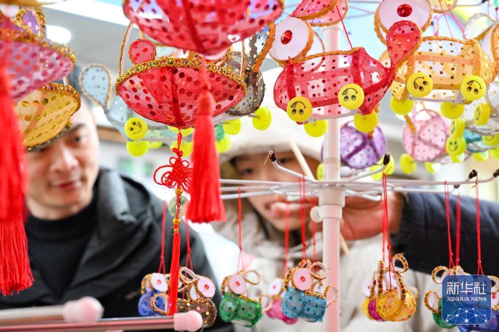 3月2日，游客在南京市夫子庙花灯市场挑选花灯。新华社发（杨素平　摄）