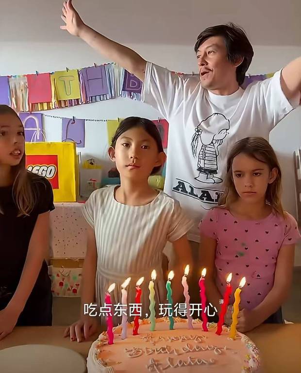 搜狐娱乐讯 近日，陈冠希秦舒培为女儿Alaia举办9岁生日派对，夫妻俩与女儿温馨互动，画面超有爱。