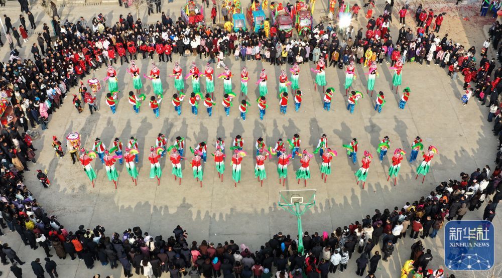 3月1日，秧歌队员在甘肃省和政县表演秧歌（无人机照片）。新华社发（史有东　摄）