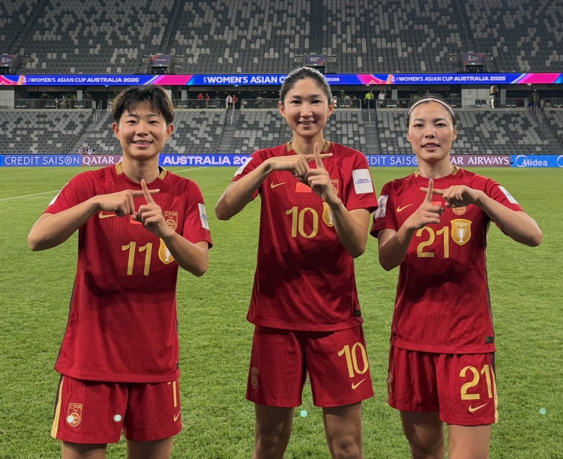 赛后女足球员在场边“比十”庆祝胜利