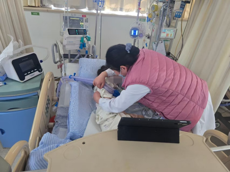 NICU 陶贵芝护士在给患儿手法拍背