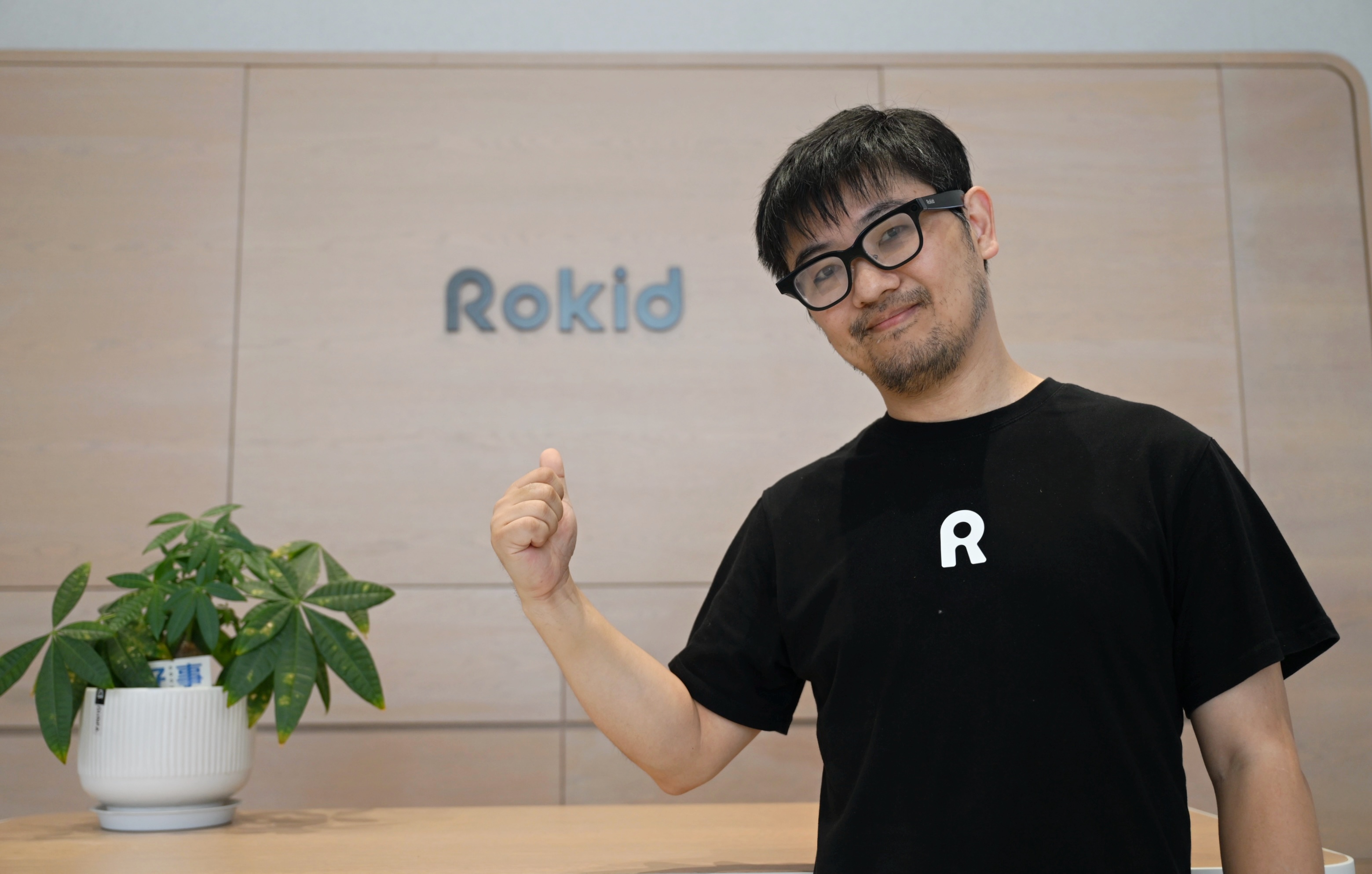 ▲杭州灵伴科技（Rokid）创始人祝铭明在位于鹰潭余江的灵伴科技（Rokid）第二家品牌旗舰店内。王蕴蓉摄