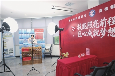 图1为萍乡市蓝翔职业培训学校的直播带货路演，形式新颖、令人耳目一新。