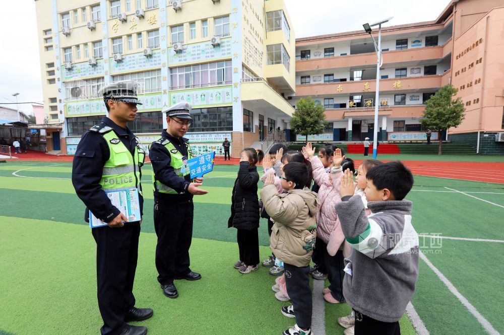 江西分宜：交通安全进校园 上好开学第一课（图）