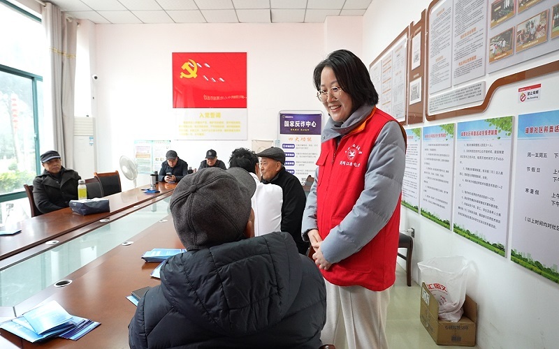 国网江西服务中心：春风送暖学雷锋 健康普法进社区