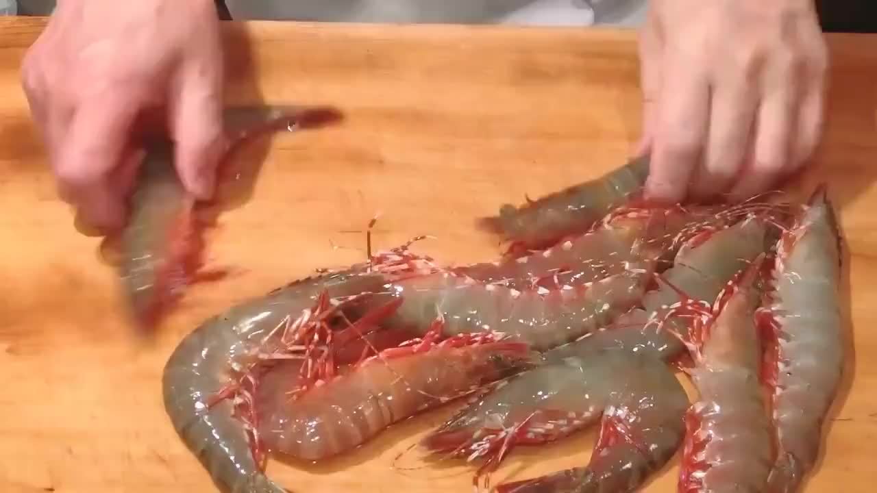 看日本人怎么吃虾的，处理大虾手法了得，去头瞬间还能去虾线