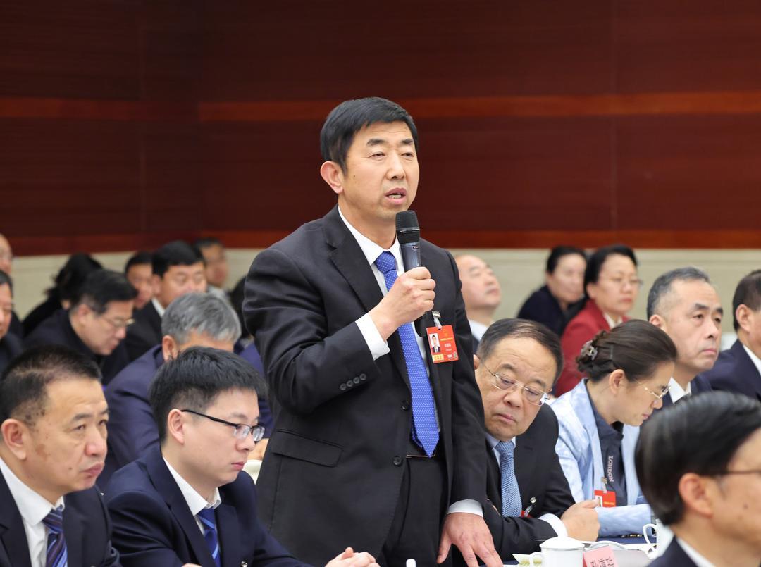 耿遵珠代表围绕片区化建设给乡村带来的变化，与记者分享观点。