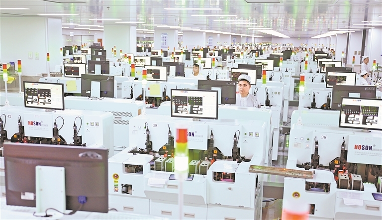 位于瑞昌市的江西拓普达光电科技有限公司积极推动数字化转型,目前已配备全自动化生产线600余条。图为员工在智能生产线上作业。本报全媒体记者 张翰林摄