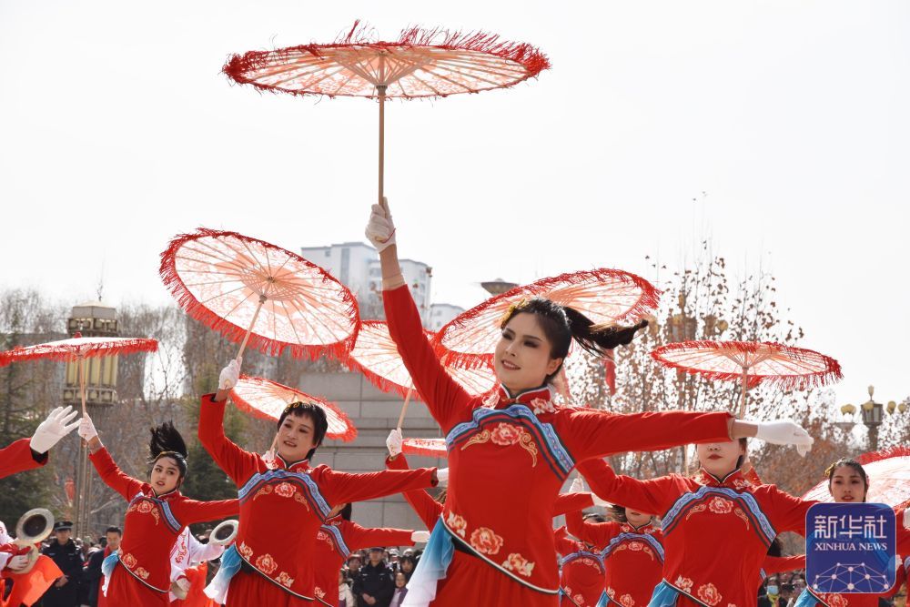 2月28日，社火队员在甘肃省永靖县“迎新年&middot;贺新春”社火展演活动中表演秧歌。新华社发（史有东　摄）