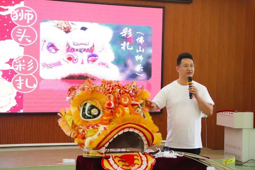 乐平还与中央美术学院等高校合作，组织开展“非遗进校园”活动，让更多孩子了解狮头背后的艺术与文化