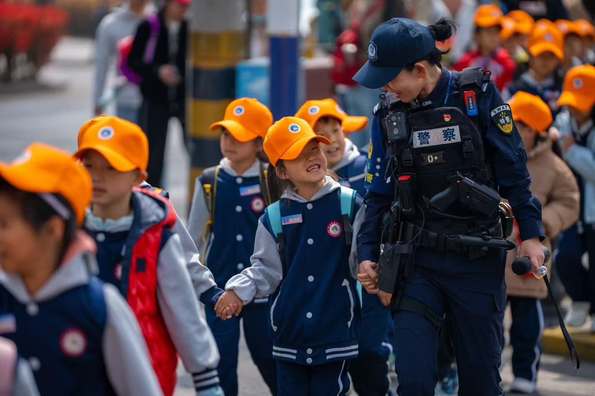 青鸾特巡队：铿锵玫瑰绽芳华 巾帼警色护平安