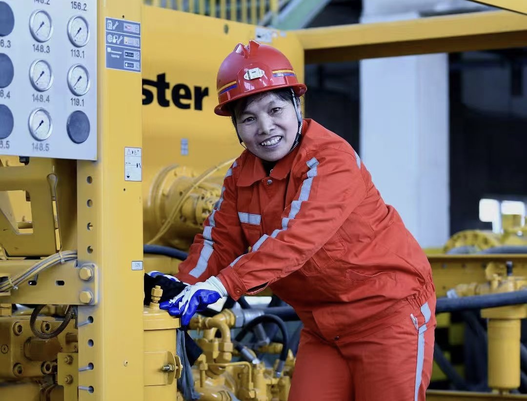 身边的她丨钢铁与诗：一位矿山女工的30年精神自白