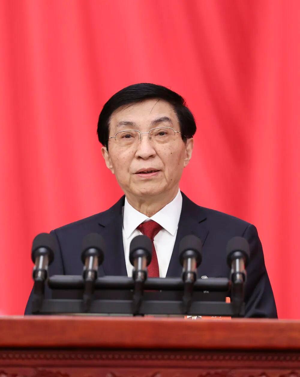 3月4日下午,中国人民政治协商会议第十四届全国委员会第四次会议在北京人民大会堂开幕。这是全国政协主席王沪宁代表政协第十四届全国委员会常务委员会,向大会报告工作。新华社记者 姚大伟 摄