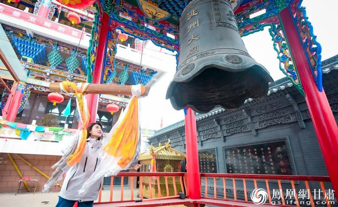 游客在临潭县洮州农民文化宫敲钟祈福