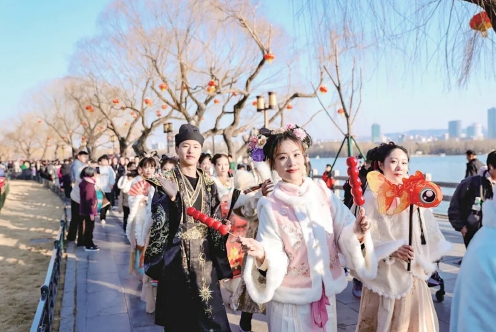 花灯+特色活动让年味更浓。