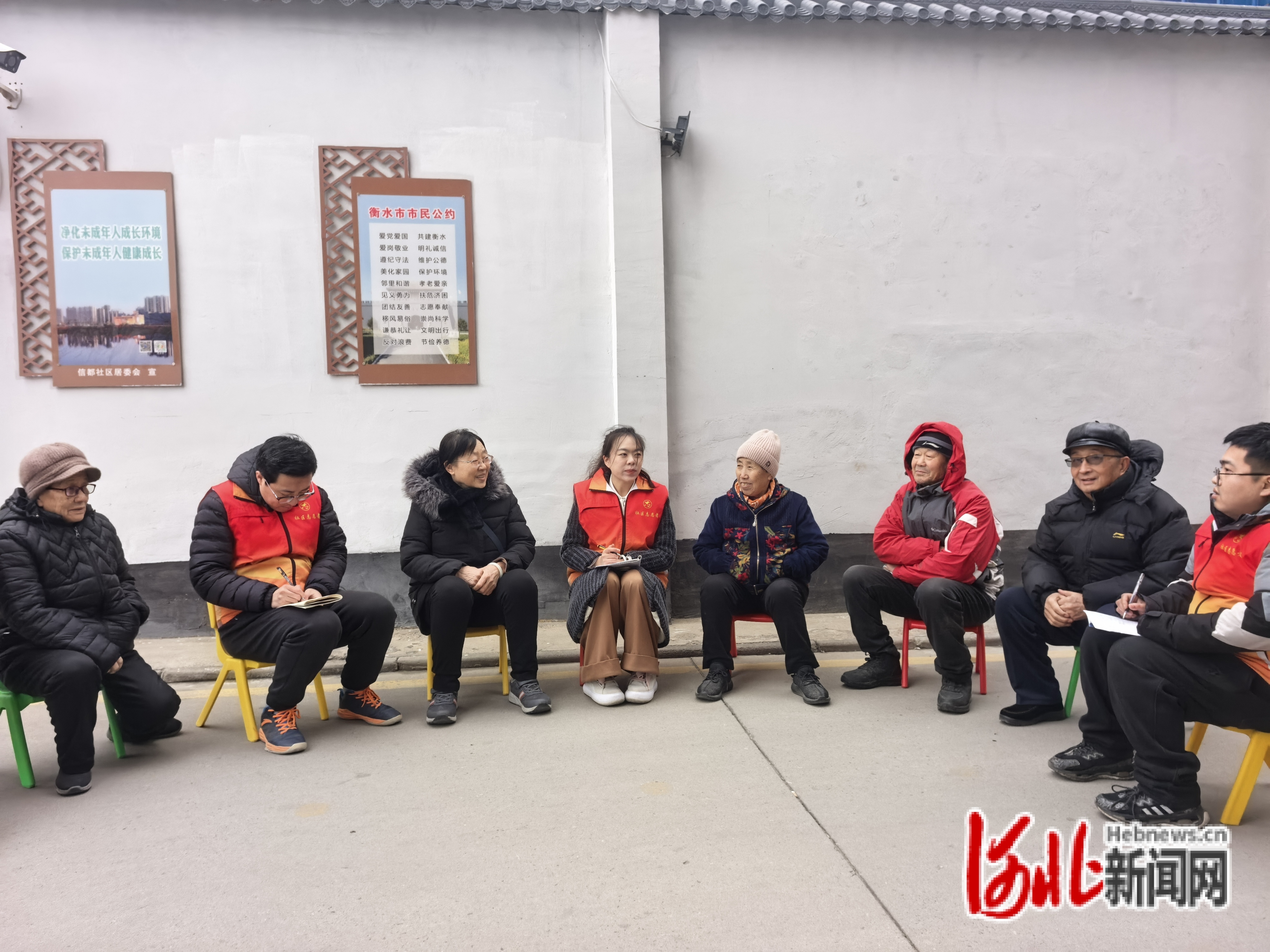 近日，冀州区信都社区智众银座小区，社区工作者、网格员和居民代表讨论小区的管理问题。马景倩摄