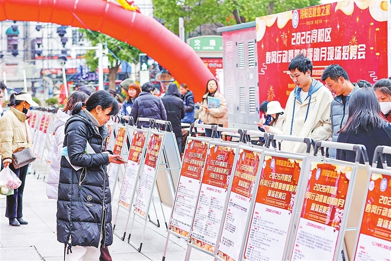 招聘活动现场。（浔阳晚报记者 刘家 摄）