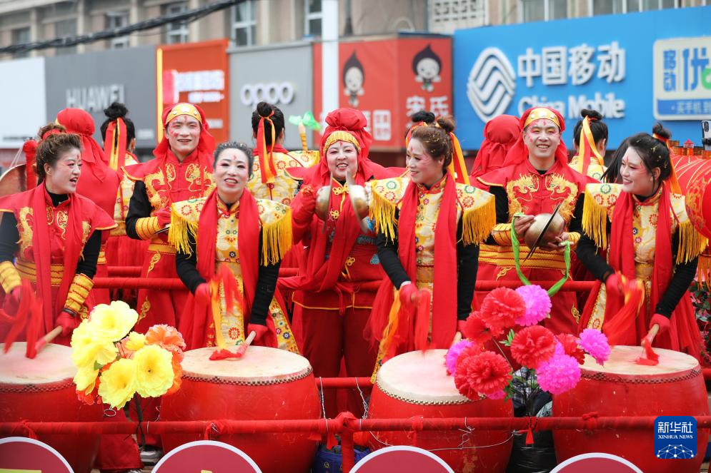 2月28日，在甘肃省平凉市庄浪县县城，当地社火队的锣鼓队队员巡街演出。新华社记者　张智敏　摄