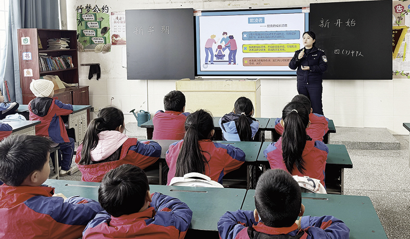 ▲3月2日,南昌市湾里伶伦学校邀请湾里分局中心派出所的洪洁警官走进校园,为学生上开学安全教育第一课。