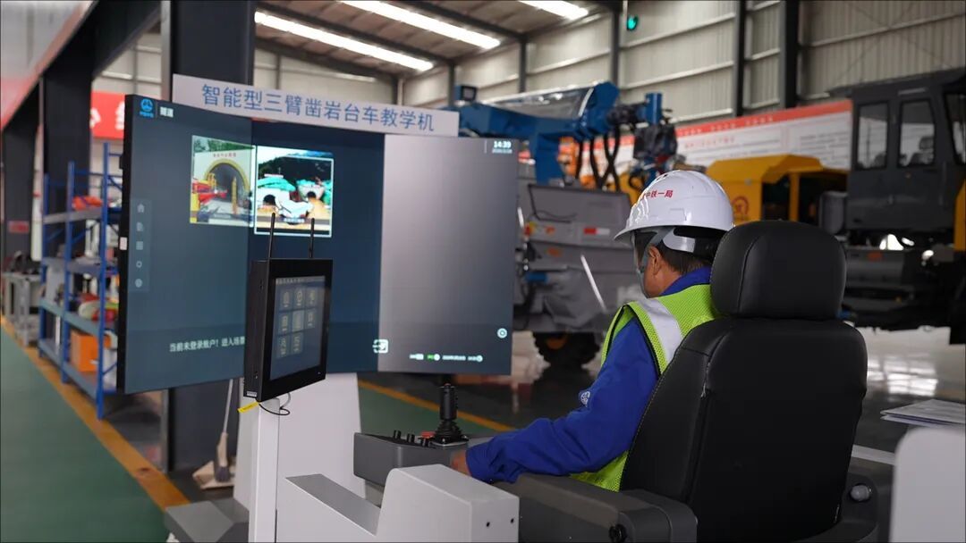大机作业人员驾驶智能型三臂凿岩台车