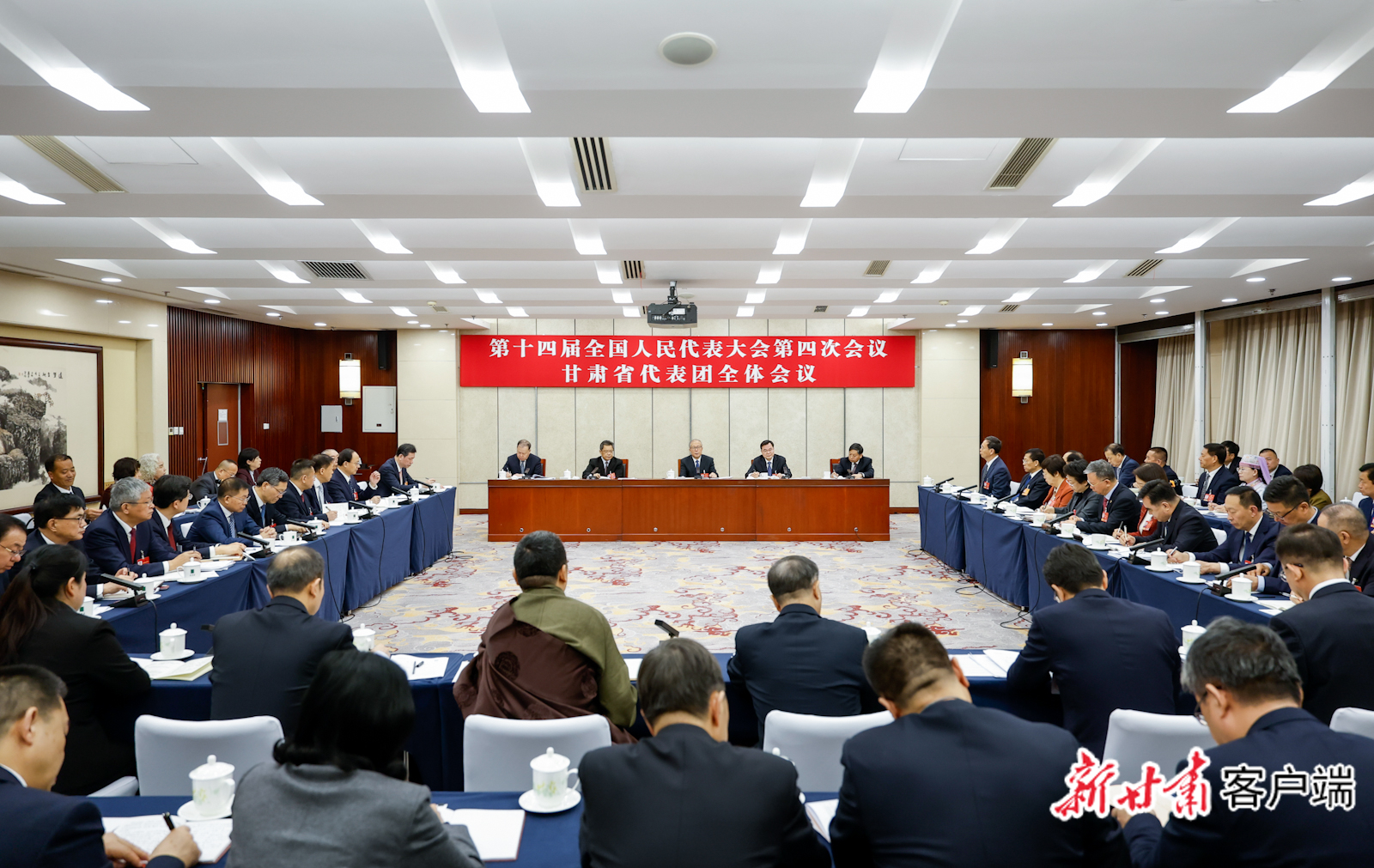 3月5日下午,十四届全国人大四次会议甘肃代表团在驻地举行全体会议,审议李强总理所作的政府工作报告。新甘肃·甘肃日报记者 孟捷