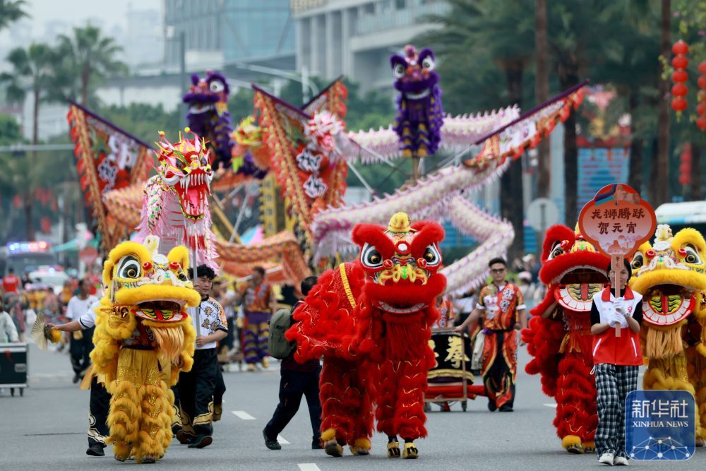 3月1日，广东省肇庆市端州区举行“广府风韵汇星湖 多彩非遗闹元宵”2026肇庆广府文化庙会非遗巡游展演活动。这是南狮表演。新华社发（刘春林　摄）