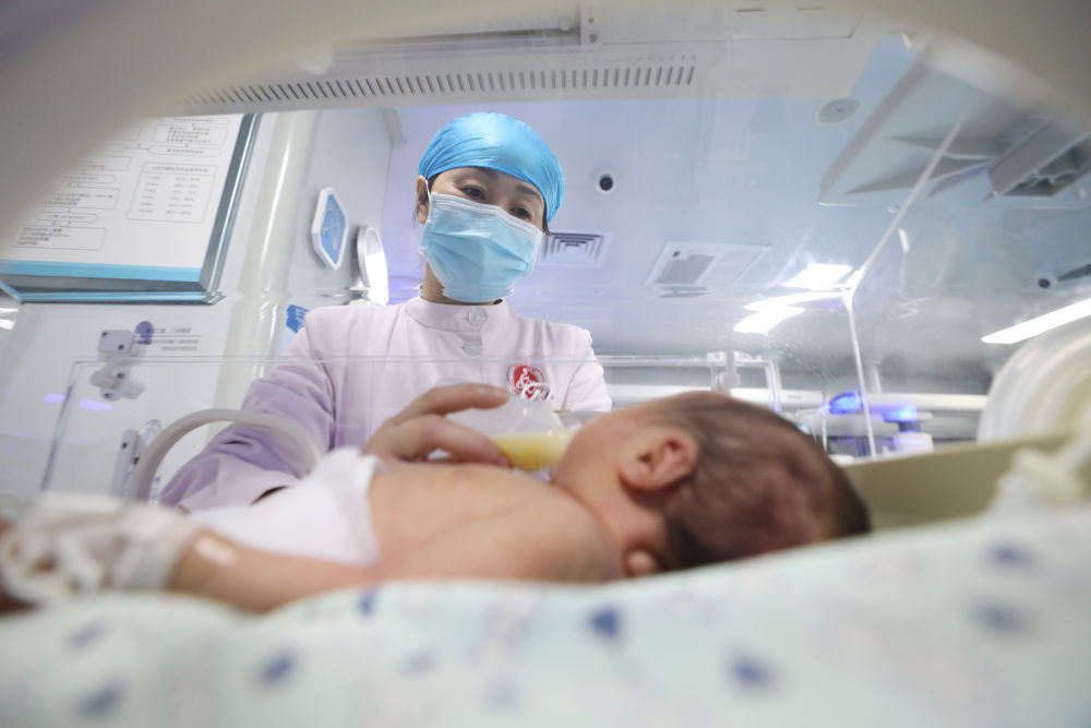 2026年1月1日，在河南省焦作市温县妇幼保健院新生儿科，护士为新生儿喂奶。新华社发（徐宏星摄）