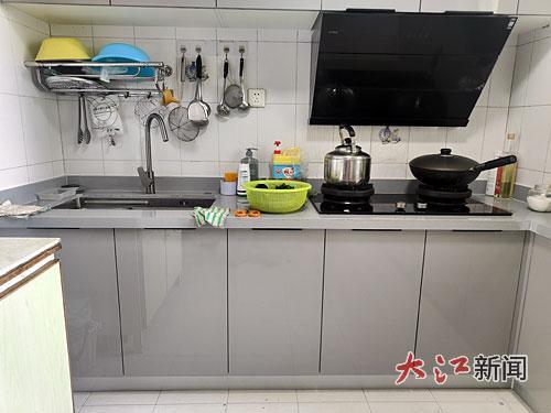 适老化改造后，杨修明家里厨房设施更实用、更整洁。
