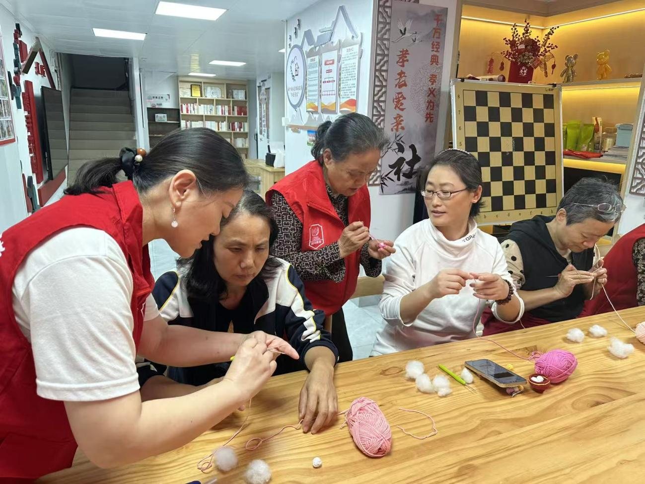 此次元宵节手工钩织活动，不仅让居民们在手工制作中体验了传统节日的乐趣，更打破了邻里间的陌生壁垒，拉近了彼此的距离。下一步，社区将继续以传统节日为契机，开展更多形式多样、贴近居民的文化活动，不断丰富居民的精神文化生活，凝聚社区向心力，让邻里温情在社区持续传递，共同打造温暖、和谐、有爱的幸福社区。