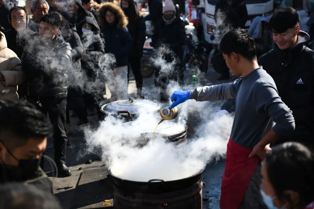 山亭大集上的煎包摊。新华社发（公哲明 摄）