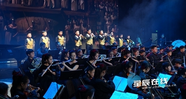 （交响音乐会现场。）