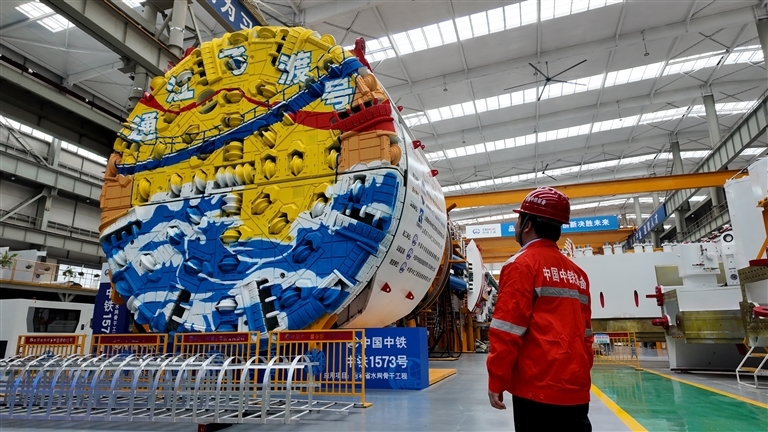 中铁装备集团副总工程师、技术中心主任贺飞正在查看即将发往吉林省中西部供水一期工程的盾构机。河南日报全媒体记者 陈浩 摄