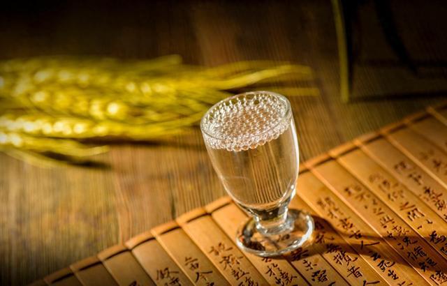 高血压一点酒都不能沾？医生怒斥：高血压喝酒，或许有这几个后果