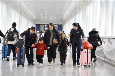 景德镇北站工作人员帮助旅客便携换乘。（陆佳骏 摄）