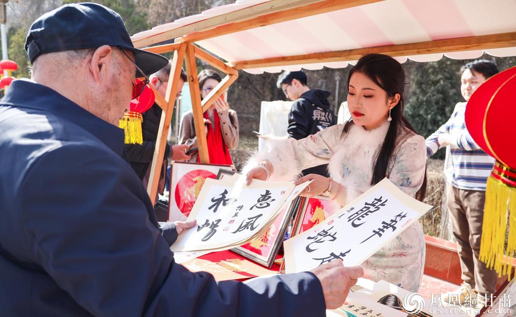 书画作品吸引市民驻足观赏 马瑞凡 摄