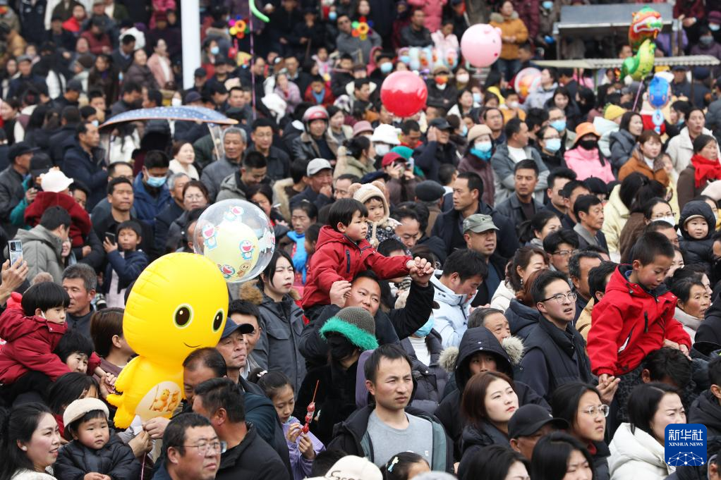 2月28日，在甘肃省平凉市庄浪县县城，当地群众在观看高抬社火演出。新华社记者　张智敏　摄
