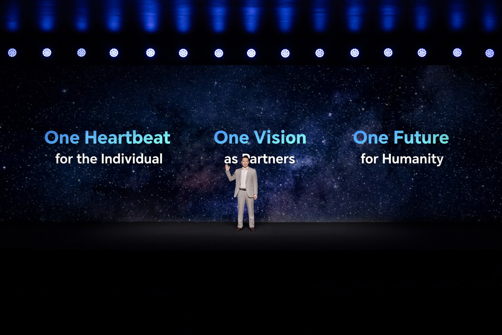 荣耀提出AHI理念 CEO李健:让AI既有IQ又有EQ