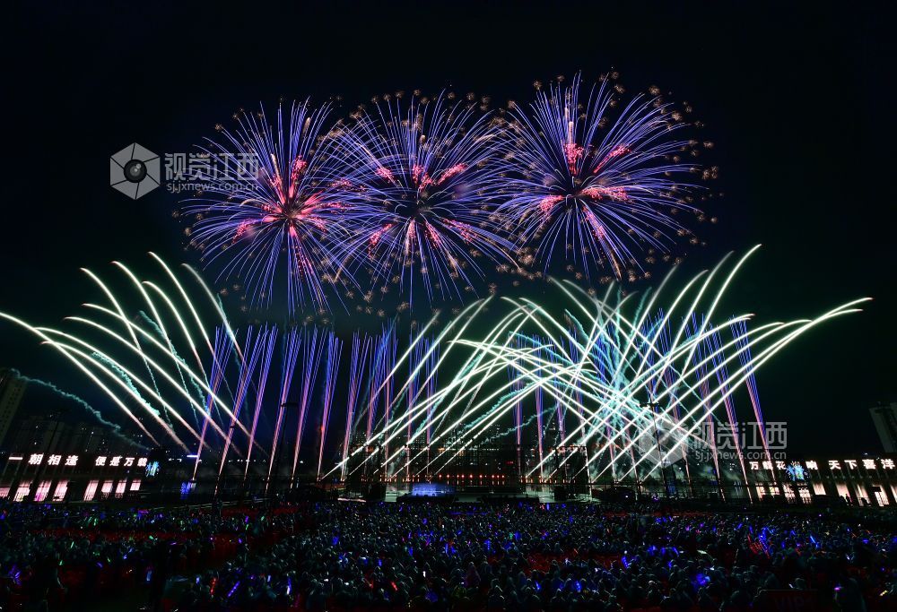 江西万载：焰火晚会闹元宵（图）