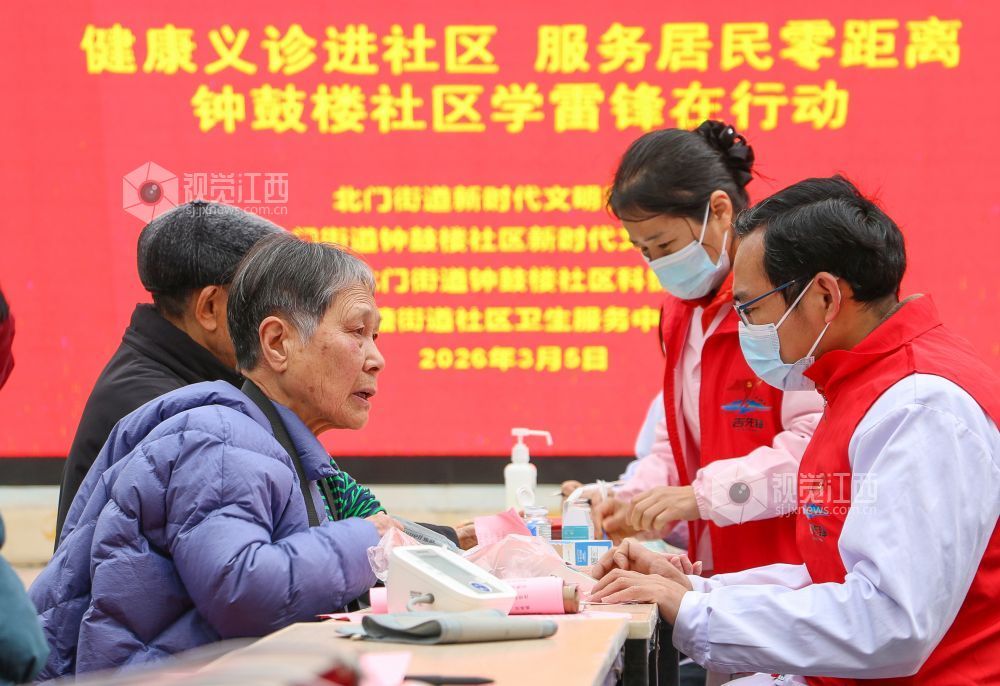 2026年3月5日，医护人员为居民开展健康咨询。