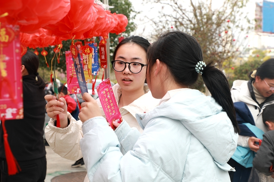 江西石城：马年书香伴 灯谜闹元宵（图）