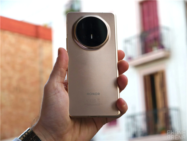 荣耀Magic V6真机图赏：全球最轻薄大折叠 老外被震撼到了